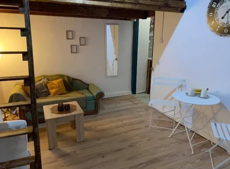 Mascot Bar Street Apartments Rhodes City Extérieur photo